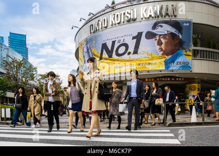 Tokyo, Japon, scène de rue avec passage piétonnier du centre-ville et rues bondées animées dans le quartier de Ginza Banque D'Images