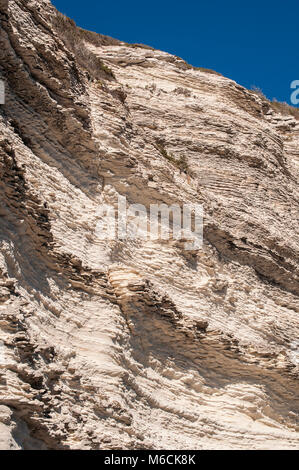 Corse : Détails de l'époustouflante falaises de calcaire blanc de Bonifacio dans les Bouches de Bonifacio, la réserve naturelle du parc marin Banque D'Images