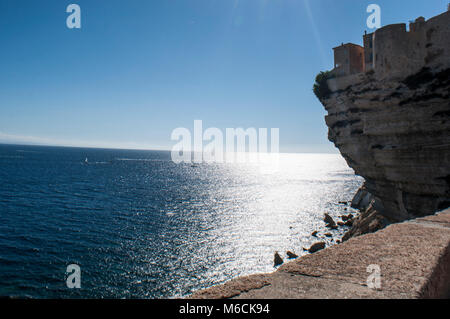 Corse : Détail de l'horizon de la vieille ville de Bonifacio, ville à la pointe sud de l'île, construit sur le haut de falaises de calcaire blanc Banque D'Images