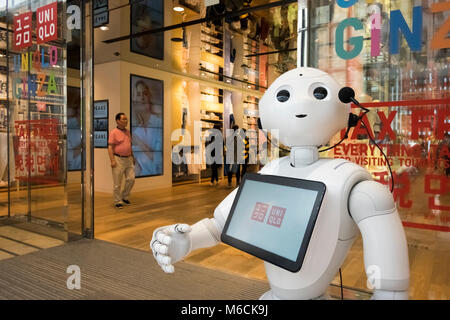 Un robot se félicite de consommateurs à l'Uniqlo flagship store à Ginza, Tokyo, Japon Banque D'Images