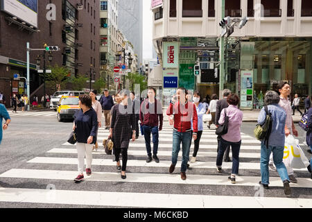 Les gens sur un passage pour piétons dans le quartier de Ginza de Tokyo City, Japon Banque D'Images