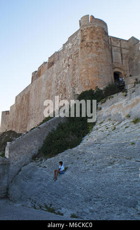 Corse : un garçon assis sur les murs de la Citadelle de Bonifacio, de la vieille ville à l'extrémité sud de l'île Banque D'Images