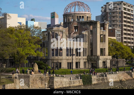 La bombe atomique d'Hiroshima (Dôme de Genbaku Domu), dans le parc de la paix, Hiroshima, Japon Banque D'Images