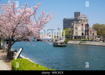 Bâtiment du dôme de la bombe atomique et de la rivière Ota, parc mémorial de la paix, Hiroshima, Japon au printemps Banque D'Images
