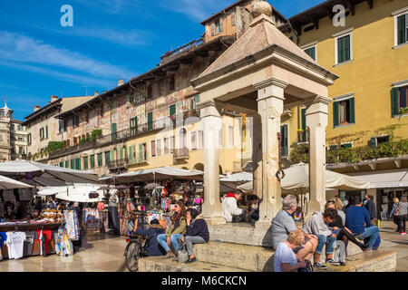 La rue du marché de la Piazza delle Erbe, Vérone, Italie Banque D'Images