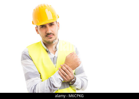 Travailleur de la construction souffrant du poignet ou de la douleur commune après de trop nombreuses heures de travail. Concept d'accident du travail isolé sur fond blanc. Banque D'Images