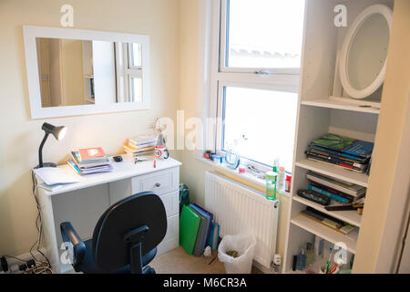 Chambres d'étudiants dans une chambre d'étudiant que tandis qu'ils restent avec le propriétaire, montrant le lit et coin bureau Banque D'Images