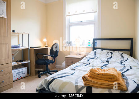 Chambres d'étudiants dans une chambre d'étudiant que tandis qu'ils restent avec le propriétaire, montrant le lit et coin bureau Banque D'Images