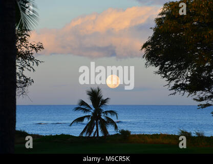 Lune se couche sur Maui, Hawaii Banque D'Images