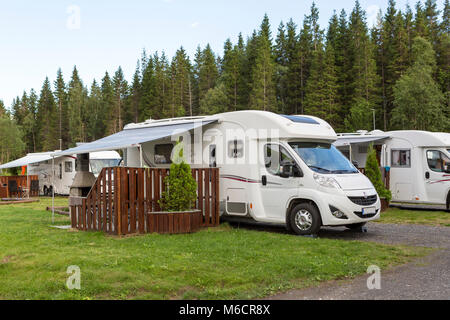 Leknes/Norvège : Camping parqué dans un camping. Banque D'Images