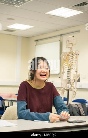 Étudiants internationaux d'apprendre dans une classe tout sur l'anatomie humaine dans une leçon médicale Banque D'Images