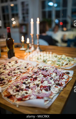Matières premières fait maison pizza prêt à être placé dans le four. Banque D'Images