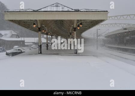 La plate-forme couverte de neige et couvert de Wemyss Bay station Banque D'Images