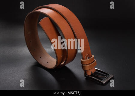 Ceinture d'homme sur fond noir. Banque D'Images