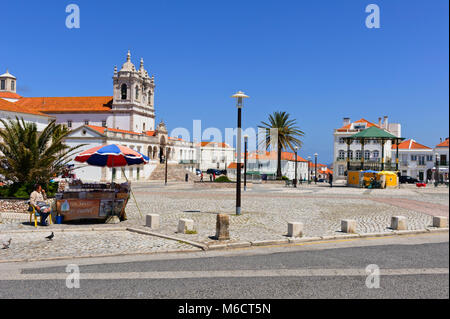 Un vendeur de fruits et noix dans le carré Nazare, Portugal Banque D'Images