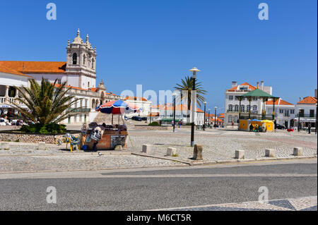 Un vendeur de fruits et noix dans le carré Nazare, Portugal Banque D'Images