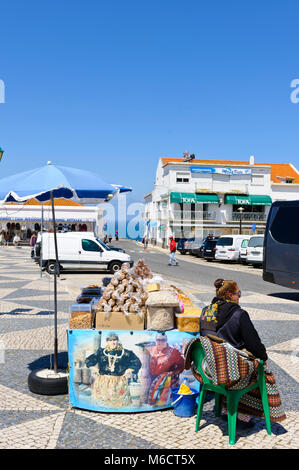 Un vendeur de fruits et noix dans le carré Nazare, Portugal Banque D'Images