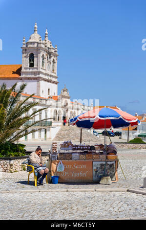 Un vendeur de fruits et noix dans le carré Nazare, Portugal Banque D'Images