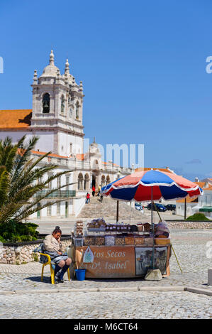 Un vendeur de fruits et noix dans le carré Nazare, Portugal Banque D'Images