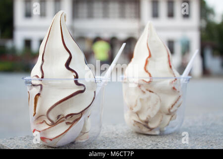 La crème glacée au chocolat avec garniture en mousse synthétique. Banque D'Images