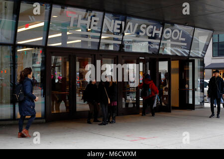 Réflexions du chaos urbain rebondissent sur la vitrine en verre de la New School University Center, New York, NY. Banque D'Images