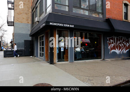 [Vitrine historique] Momofuku Ssam Bar, 207 2nd Ave, New York, NY. vitrine extérieure d'un restaurant dans le quartier East Village de Manhattan. Banque D'Images