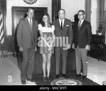 L'acteur américain Efrem Zimbalist Jr (1918 - 2014) (à gauche) et sa fille (et une future actrice), Stephanie Zimbalist, posent avec le directeur du FBI J. Edgar Hoover (1895 - 1972) (deuxième à droite) et un homme non identifié au cours d'une visite à Hoover's Office, Washington DC, 11 avril 1972. Banque D'Images