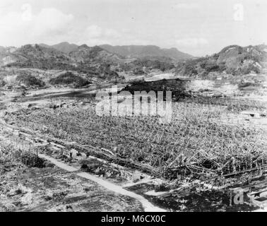 Vue sur le toit et cadre en acier déformé de la torpille Mitsubishi fonctionne, situé à 4500 pieds de ground zero à Nagasaki. Remarque les bâtiments intacts dans l'arrière-plan, protégés par un terrain inégal. Nagasaki, Japon, 1945. U.S. Air Force Banque D'Images