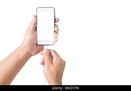 Hand holding smartphone chargeur et brancher isolé sur fond blanc, chemin de détourage et copy space Banque D'Images