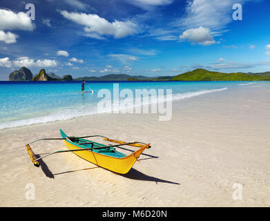 Paysage avec belle plage tropicale et ciel bleu Banque D'Images