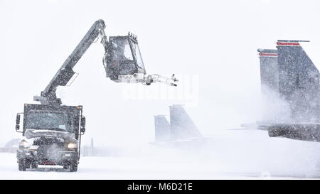 48e Escadre de chasse aviateurs dégivrer un F-15E Strike Eagle affecté à la 494e Escadron de chasse de la Royal Air Force Lakenheath, Angleterre, le 28 février. Continue de dégivrage en supprimant les couches de neige, glace, et le gel qui pourrait avoir un effet défavorable sur la fuite. (U.S. Air Force photo/un membre de la 1re classe John A. Crawford) Banque D'Images