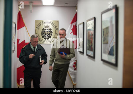 U.S. Marine Corps général Joe Dunford, président de l'état-major des armées, et le général canadien Jonathan Vance, Forces armées canadiennes Chef d'état-major de la Défense, chef à des discussions en table ronde lors d'une visite à Ottawa, Canada, le 28 février 2018. Le général Dunford était à Ottawa pour des réunions avec des hauts fonctionnaires canadiens sur l'évolution continue du Commandement de la défense aérospatiale de l'Amérique du Nord. (DoD Photo par le sgt de l'armée américaine. James K. McCann) Banque D'Images