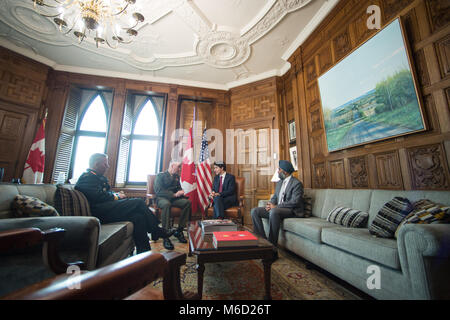 Justin Trudeau, au centre, à droite, le premier ministre du Canada, rencontre avec le U.S. Marine Corps général Joe Dunford, centre gauche, chef d'état-major interarmées, le général canadien Jonathan Vance, gauche, Forces armées du Canada Chef d'état major de la Défense, et Harjit Singh Sajjan, droite, le ministre canadien de la Défense nationale, à son bureau du Parlement canadien, Ottawa, Canada, le 28 février 2018. Le général Dunford était à Ottawa pour des réunions avec des hauts fonctionnaires canadiens sur l'évolution continue du Commandement de la défense aérospatiale de l'Amérique du Nord. (DoD Photo par le sgt de l'armée américaine. James K. McCann) Banque D'Images