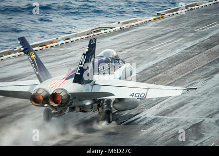 180227-N-NOUS240-0119 Mer de Chine du Sud (fév. 27, 2018) Un F/A-18C Super Hornet affectés à la "Crécerelle" de Strike Fighter Squadron (VFA) 137 décolle de la classe Nimitz porte-avions USS Carl Vinson (CVN 70). Le Carl Vinson Strike Group opère dans le Pacifique occidental pendant un déploiement. (U.S. Photo par marine Spécialiste de la communication de masse Elton 3e classe Charles Wheeler/libérés) Banque D'Images