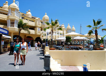 Les touristes et les terrasses des cafés dans le quartier du port, à Benalmadena, Costa del Sol, la province de Malaga, Andalousie, Espagne, Europe de l'Ouest. Banque D'Images