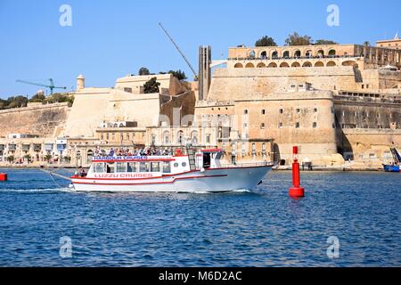 Valletta Waterfront bâtiments, y compris les jardins Barrakka supérieur vu que depuis le Grand Port de Vittoriosa avec un bateau d'excursion à l'avant-plan, Va Banque D'Images