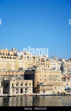 Vue sur le grand port en direction de La Valette ville et jardins Barrakka supérieur, La Valette, Malte, Europe. Banque D'Images