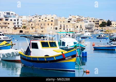 Bateaux de pêche traditionnelle maltaise dans le port, Birzebbuga, de Malte, de l'Europe. Banque D'Images