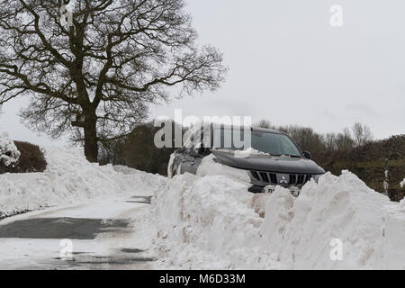 Uttoxeter, Staffordshire, Royaume-Uni. 09Th Mar, 2018. Météo France : un 4x4 Mitsubishi est coincé et bloqué dans un immense banc de neige près d'Uttoxeter, en raison de la neige à partir de la tempête Emma. Uttoxeter, Staffordshire, Royaume-Uni. 2 mars 2018. Crédit : Richard Holmes/Alamy Live News Banque D'Images