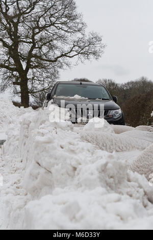 Uttoxeter, Staffordshire, Royaume-Uni. 09Th Mar, 2018. Météo France : un 4x4 Mitsubishi est coincé et bloqué dans un immense banc de neige près d'Uttoxeter, en raison de la neige à partir de la tempête Emma. Uttoxeter, Staffordshire, Royaume-Uni. 2 mars 2018. Crédit : Richard Holmes/Alamy Live News Banque D'Images