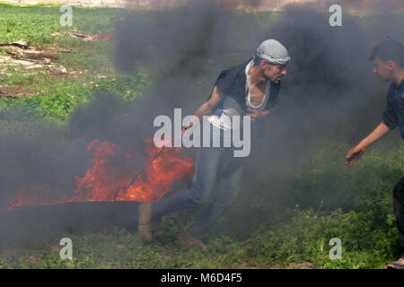 Gaza, Territoires palestiniens. 09Th Mar, 2018. Des jeunes Palestiniens en conflit avec les troupes israéliennes près de la frontière avec Israël à l'est de Khan Younis dans le sud de la bande de Gaza, le 2 mars 2018. Credit : Abed Rahim Khatib/éveil/Alamy Live News Banque D'Images