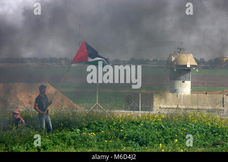 Gaza, Territoires palestiniens. 09Th Mar, 2018. Des jeunes Palestiniens en conflit avec les troupes israéliennes près de la frontière avec Israël à l'est de Khan Younis dans le sud de la bande de Gaza, le 2 mars 2018. Credit : Abed Rahim Khatib/éveil/Alamy Live News Banque D'Images