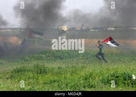 Gaza, Territoires palestiniens. 09Th Mar, 2018. Des jeunes Palestiniens en conflit avec les troupes israéliennes près de la frontière avec Israël à l'est de Khan Younis dans le sud de la bande de Gaza, le 2 mars 2018. Credit : Abed Rahim Khatib/éveil/Alamy Live News Banque D'Images