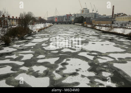 Cardiff, Wales, UK. 2 mars 2018. La rivière Taff gèle aux côtés de la Principauté Stadium à CardiffFollowing une nuit de neige lourde et blizzard. Cardiff a reçu une alerte météo rouge en raison de la tempête Emma, connue aussi comme la bête de l'Est. De plus la neige et le mauvais temps est prévu tout au long de la nuit. Credit : Haydn Denman/Alamy Live News Banque D'Images