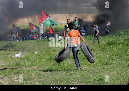 Gaza, Territoires palestiniens. 09Th Mar, 2018. Des jeunes Palestiniens en conflit avec les troupes israéliennes près de la frontière avec Israël à l'est de Khan Younis dans le sud de la bande de Gaza, le 2 mars 2018. Credit : Abed Rahim Khatib/éveil/Alamy Live News Banque D'Images