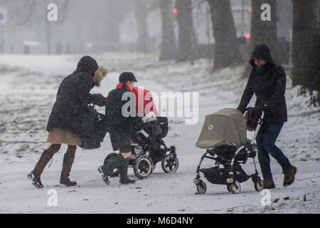 Londres, Royaume-Uni. 2 mars, 2018. La Bête de l'Est renvoie à Clapham avec un timing parfait pour la fin de la journée scolaire. Pour que les familles à la tête de la politique commune de profiter de la rareté de la neige. Crédit : Guy Bell/Alamy Live News Banque D'Images