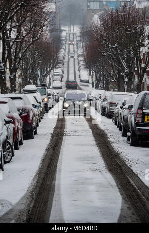 Londres, Royaume-Uni. 2 mars, 2018. La Bête de l'Est eturns à Clapham avec un timing parfait pour la fin de la journée scolaire. Les routes rapidement obtenir neigé plus que l'école est en plein essor. Crédit : Guy Bell/Alamy Live News Banque D'Images