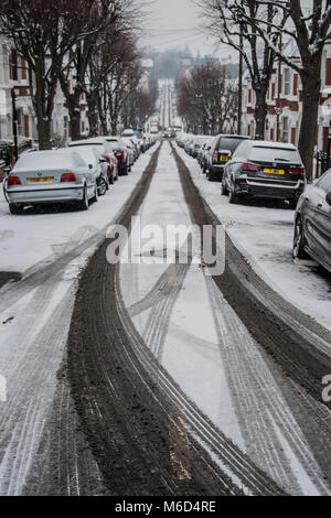 Londres, Royaume-Uni. 2 mars, 2018. La Bête de l'Est eturns à Clapham avec un timing parfait pour la fin de la journée scolaire. Les routes rapidement obtenir neigé plus que l'école est en plein essor. Crédit : Guy Bell/Alamy Live News Banque D'Images