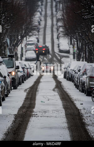 Londres, Royaume-Uni. 2 mars, 2018. La Bête de l'Est eturns à Clapham avec un timing parfait pour la fin de la journée scolaire. Les routes rapidement obtenir neigé plus que l'école est en plein essor. Crédit : Guy Bell/Alamy Live News Banque D'Images