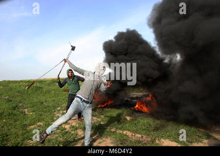 Gaza, Territoires palestiniens. 09Th Mar, 2018. Des jeunes Palestiniens en conflit avec les troupes israéliennes près de la frontière avec Israël à l'est de Khan Younis dans le sud de la bande de Gaza, le 2 mars 2018. Credit : Abed Rahim Khatib/éveil/Alamy Live News Banque D'Images